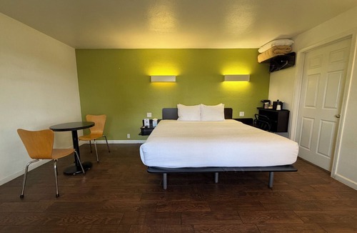 Munras Avenue Hotel | King With BunkBeds Near Beach