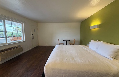 Munras Avenue Hotel | King With BunkBeds Near Beach