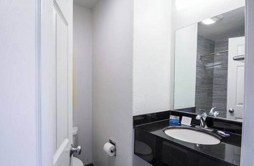 Munras Avenue Hotel | King With BunkBeds Near Beach