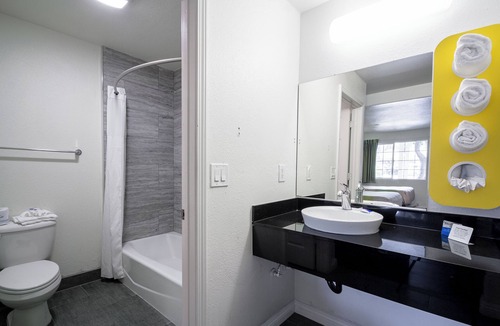 Munras Avenue Hotel | King With BunkBeds Near Beach