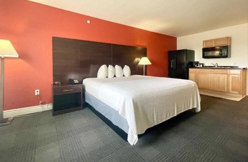 Cuero House | King With Kitchenette at FairBridge Inn & Suites Cuero, Free Parking!