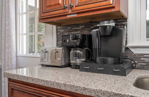 Kernersville House | KingBed PetFriendly Washer Dryer Sleep16