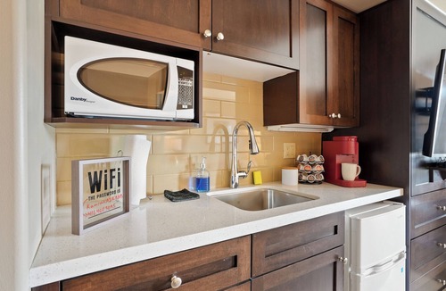 Oro-Medonte Condo | KingBed+Pool+HotTub+Sauna+ pet friendly