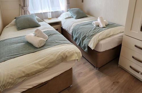 Holworth Ski Chalet | Kingfisher - Creek Caravan Park Ringstead