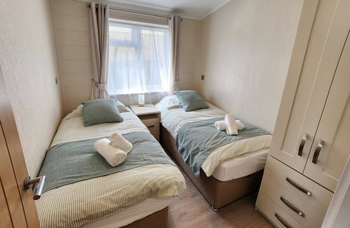 Holworth Ski Chalet | Kingfisher - Creek Caravan Park Ringstead