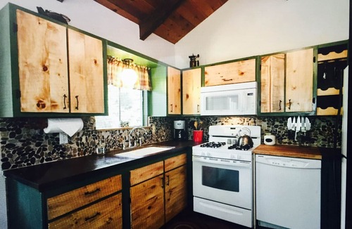 Kings Beach House | Kings Beach Chalet Retreat with Jacuzzi