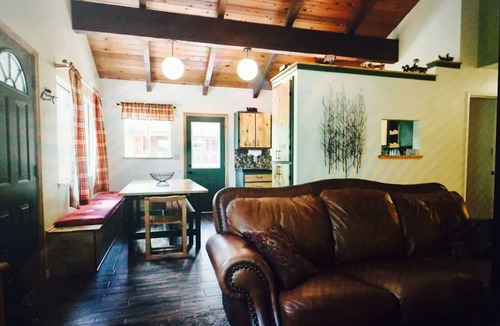 Kings Beach House | Kings Beach Chalet Retreat with Jacuzzi