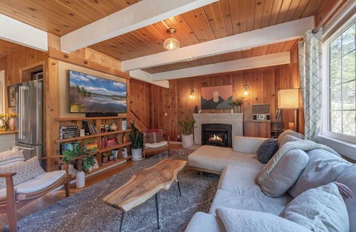 Kings Beach Cabin | Kings Beach Cottage - EV Charger, Cedar Hot Tub