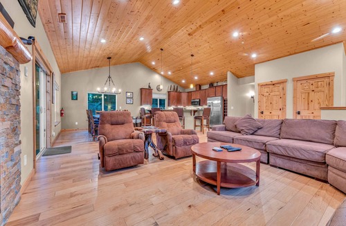 Kings Beach House | Kings Beach Retreat: Hot Tub, Walk to Beach