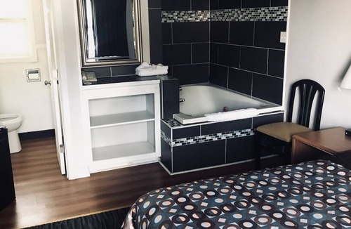 Milwaukie Hotel | Kings Row Inn