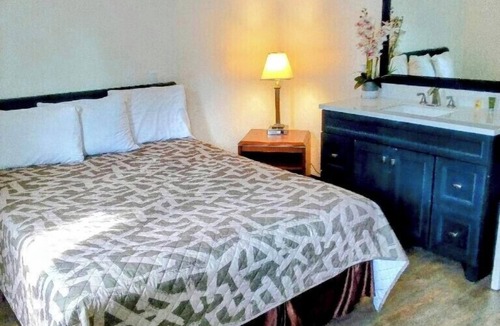 Milwaukie Hotel | Kings Row Inn