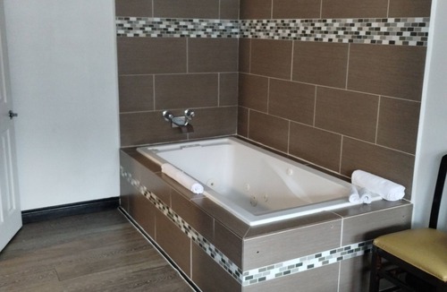 Milwaukie Hotel | Kings Row Inn