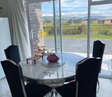 Aokautere Apartment | Kingsdale lounge