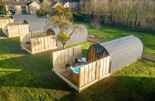 Wells Cabin | Kingston Black Glamping Pod - Hot Tub