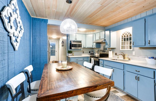 Kingston Cabin | Kingston Cabin Rental: Walk to Lake Texoma Beaches
