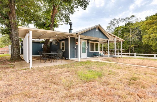 Kingston House | Kingston Cabin Rental: Walk to Lake Texoma Beaches