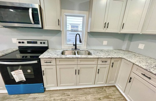 Kingston Apartment | Kingston Downtown I Laundry Firepit 4 TVs Fireplace & ADA 1st floor w Shower