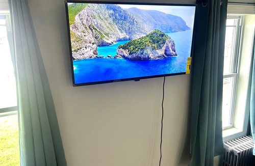 Kingston Apartment | Kingston Downtown I Laundry Firepit 4 TVs Fireplace & ADA 1st floor w Shower