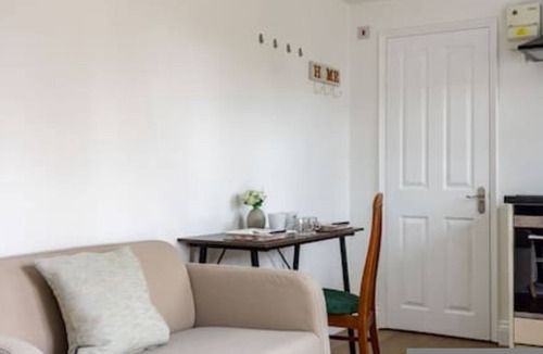 Tudor Apartment | Kingston & Richmond Lux Brand new studio