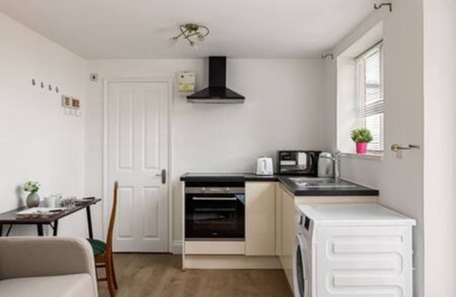 Tudor Apartment | Kingston & Richmond Lux Brand new studio