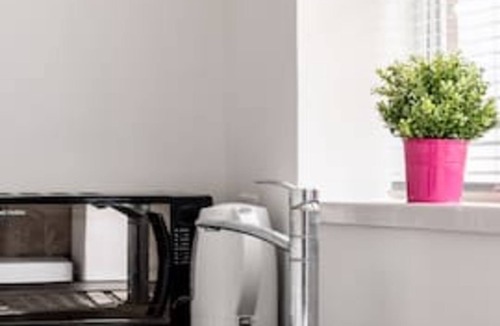 Tudor Apartment | Kingston & Richmond Lux Brand new studio