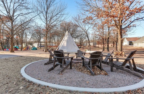 Kingston House | Kingston Home w/Pickleball: Steps to Lake Texoma!
