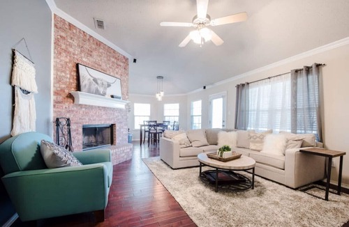 Lubbock House | Kingston House - 3BR/2BA - Pet Friendly