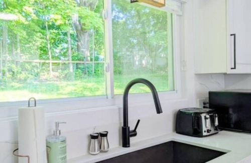 Bayridge West House | Kingston Lodge: Comfy & Cozy w/Natural Scenery