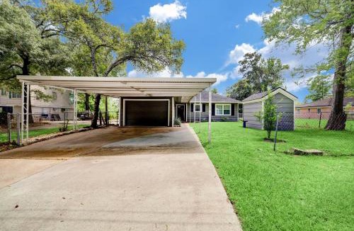Kingwood House | Kingwood Cottage - 10 mins from IAH - Lake Front