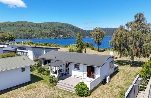 Kinloch House | Kinloch Lake Front View bach