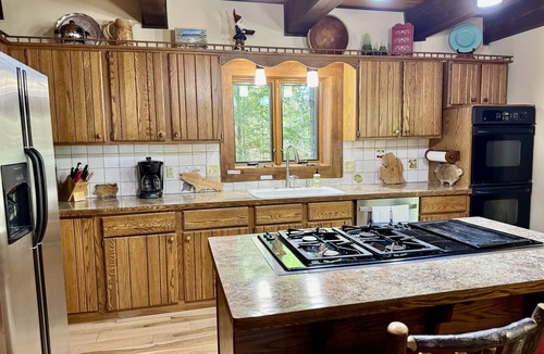Glen Arbor House | Kinnikinnick Pet Friendly downtown Glen Arbor!