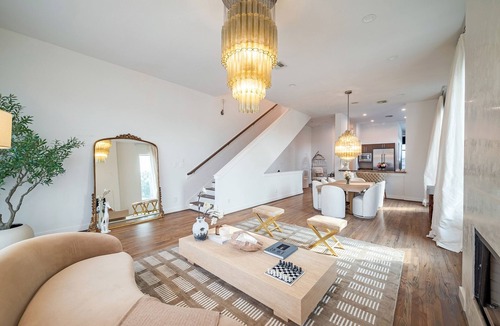 South Central Houston House | Kirby Haus · Modern Luxury · West U· RiceVillage · sleeps16 ·3900sqft ⭐️⭐️⭐️⭐️⭐️