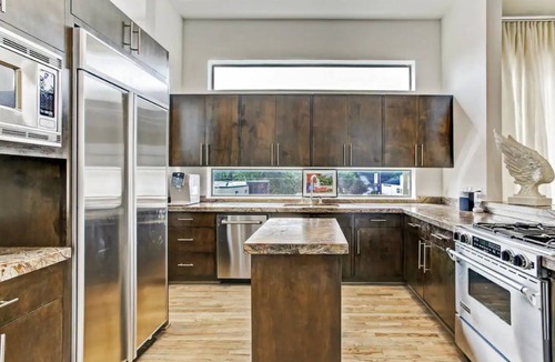 South Central Houston House | Kirby Haus · Modern Luxury · West U· RiceVillage · sleeps16 ·3900sqft ⭐️⭐️⭐️⭐️⭐️