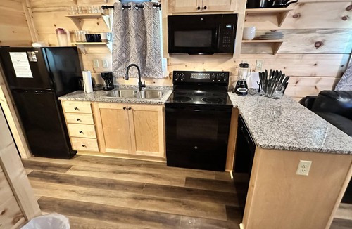 Union Mills Cabin | Kiss N' Tell - Hot Tub, Fire, Hike