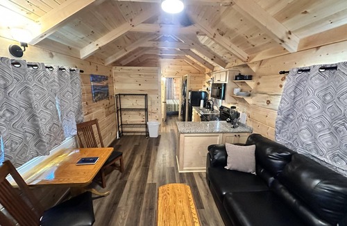 Union Mills Cabin | Kiss N' Tell - Hot Tub, Fire, Hike