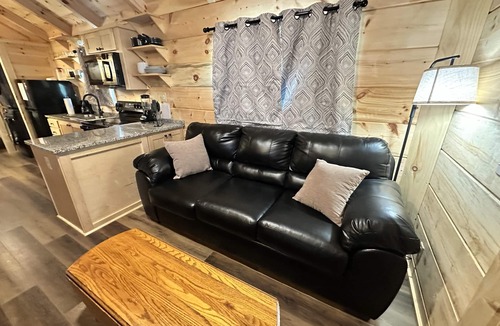 Union Mills Cabin | Kiss N' Tell - Hot Tub, Fire, Hike