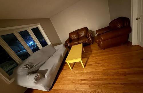 Kitchener House | Kitchener Cheapest Stay Near Downtown, Airport- Self Checkin,24 Hrs