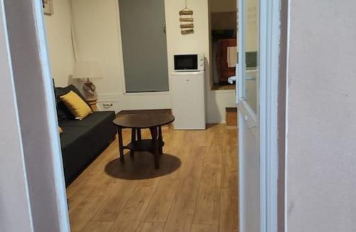 Mezieres-sur-Seine Apartment | kitchenette