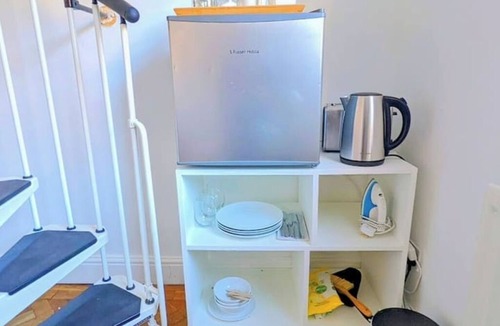 Brixton Hill House | Kitchenette studio with Netflix TV and double sofa bed