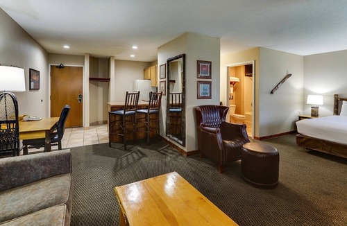 Peoria Hotel | Kitchenette Themed Suite in Stoney Creek Peoria! In-room Dry Bar | 3 Units