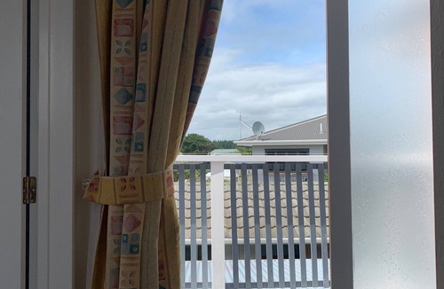 Waitarere Beach House | Kiwi Bach - walk to beach