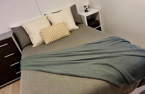 Whangapoua Apartment | Kiwi Beach Bach - Hot Tub - 2 bed