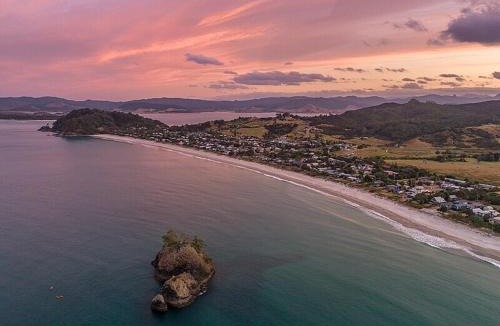 Whangapoua Apartment | Kiwi Beach Bach - Hot Tub - 2 bed