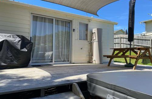 Whangapoua Apartment | Kiwi Beach Bach - Hot Tub - 2 bed