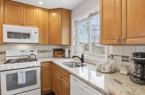 Rochester House | Kiwi Cottage: country space, timeless city charm, backyard, deck, a/c