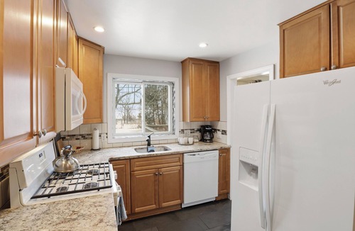 Rochester House | Kiwi Cottage: country space, timeless city charm, backyard, deck, a/c