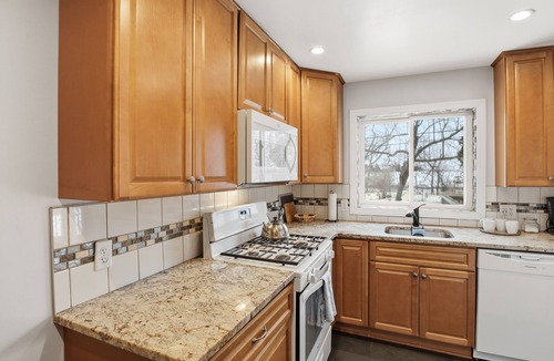 Rochester House | Kiwi Cottage: country space, timeless city charm, backyard, deck, a/c