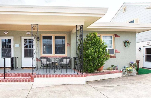 Wildwood Apartment | Kiwi's Cottage, 1.5 Blocks to Beach and Boardwalk, Pet Friendly