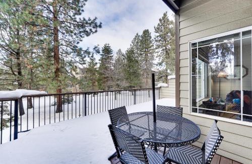 Klamath Falls House | Klamath Falls Townhome w/Deck & Resort Amenities!