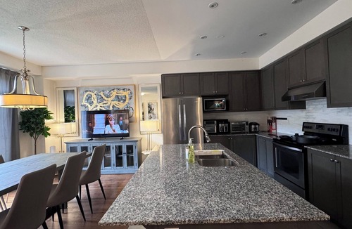 Vaughan House | Kleinburg Luxe Crown Town Residence